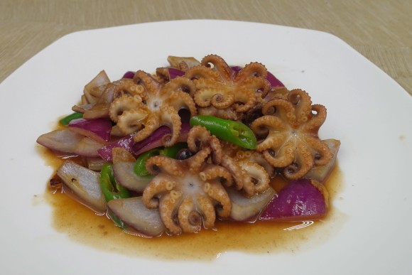洋<a href=/shicai/shucai/cong/index.html target=_blank><u>葱</u></a>爆八爪鱼