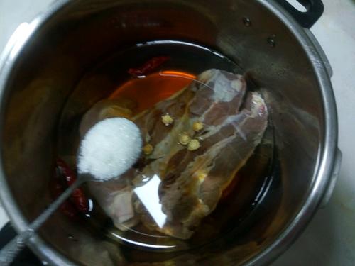 酱<a href=/shicai/rouqin/NiuRou/index.html target=_blank><u>牛肉</u></a>的做法