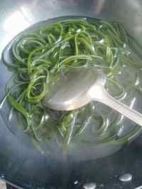 回锅肉<a href=/shicai/shuichanpin/HaiDai/index.html target=_blank><u>海带</u></a>丝的做法步骤1