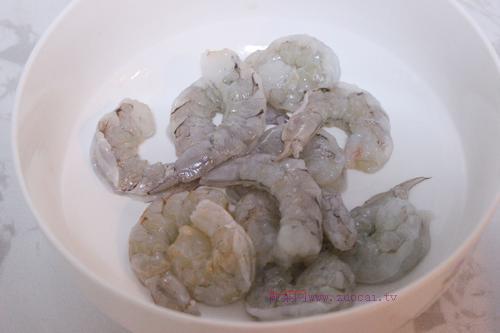 鲜虾<a href=/shicai/mimian/DouFu/index.html target=_blank><u>豆腐</u></a>饼的做法