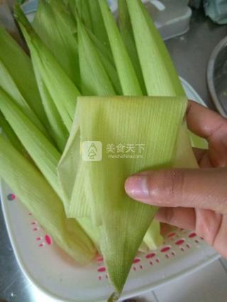 香甜<a href=/shicai/mimian/YuMi/index.html target=_blank><u>玉米</u></a>叶饼的做法步骤：6