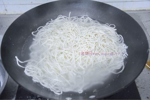 <a href=/shicai/shucai/QingCai/index.html target=_blank><u>青菜</u></a>肉丝炒面的做法