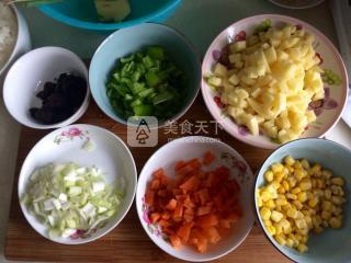 <a href=/shicai/shucai/XiangGu/index.html target=_blank><u>香菇</u></a><a href=/shicai/shucai/TuDou/index.html target=_blank><u>土豆</u></a>什锦蛋炒饭的做法步骤：4