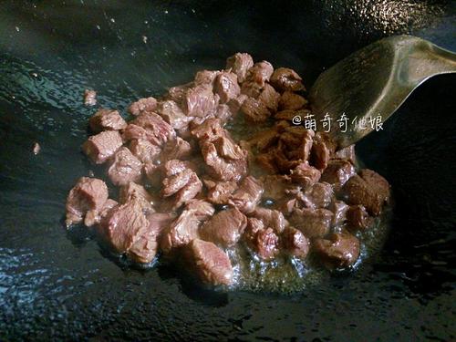 酱爆<a href=/shicai/rouqin/NiuRou/index.html target=_blank><u>牛肉</u></a>粒的做法