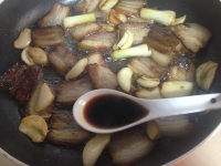 <a href=/shicai/rouqin/LaRou/index.html target=_blank><u>腊肉</u></a>干锅<a href=/shicai/shucai/TuDou/index.html target=_blank><u>土豆</u></a>片的做法步骤11