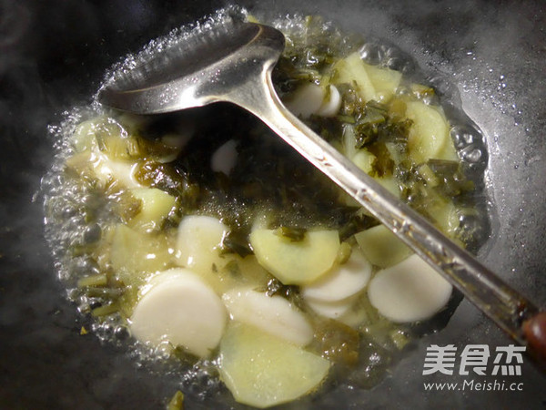 雪菜<a href=/shicai/shucai/TuDou/index.html target=_blank><u>土豆</u></a>煮<a href=/shicai/mimian/NianGao/index.html target=_blank><u>年糕</u></a>的做法