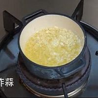 momscook~蒜蓉<a href=/shicai/mimian/FenSi/index.html target=_blank><u>粉丝</u></a>蒸<a href=/shicai/shuichanpin/ShanBei/index.html target=_blank><u>扇贝</u></a>~粤式海鲜~滋阴补肾和胃调中的做法图解3