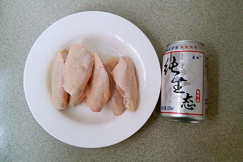 啤酒酱香<a href=/shicai/rouqin/JiChi/index.html target=_blank><u>鸡翅</u></a>的做法