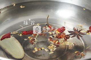 麻辣水煮<a href=/shicai/shucai/MaoDou/index.html target=_blank><u>毛豆</u></a>的做法步骤：3