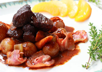 勃艮第红酒炖<a href=/shicai/rouqin/NiuRou/index.html target=_blank><u>牛肉</u></a>的简单家常做法，味道不错