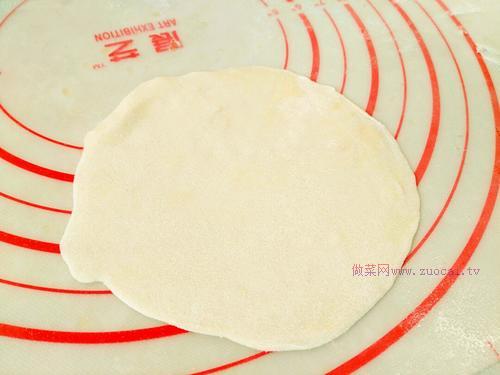 <a href=/shicai/mimian/JiaoZiPi/index.html target=_blank><u>饺子皮</u></a>版的菜饼的做法