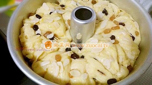蜜豆<a href=/shicai/mimian/YuMi/index.html target=_blank><u>玉米</u></a>手撕包的做法