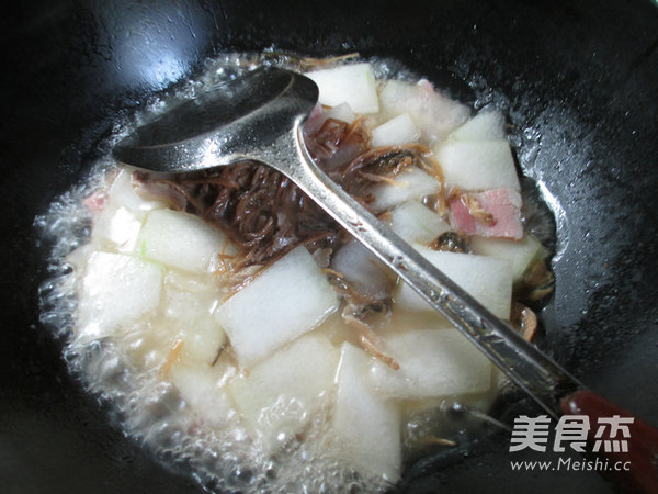 笋干菜<a href=/shicai/rouqin/XianRou/index.html target=_blank><u>咸肉</u></a>煮<a href=/shicai/shucai/DongGua/index.html target=_blank><u>冬瓜</u></a>的做法