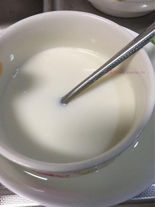<a href=/shicai/mimian/NiuNai/index.html target=_blank><u>牛奶</u></a>甜馒头的做法