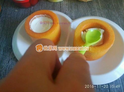 橙味<a href=/shicai/mimian/NaiYou/index.html target=_blank><u>奶油</u></a>水果杯子蛋糕的做法
