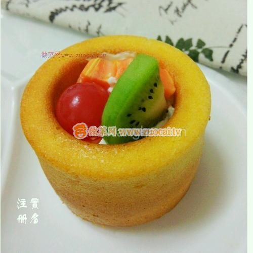 橙味<a href=/shicai/mimian/NaiYou/index.html target=_blank><u>奶油</u></a>水果杯子蛋糕的做法