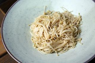 金针酸汤<a href=/shicai/rouqin/FeiNiu/index.html target=_blank><u>肥牛</u></a>的做法步骤：4