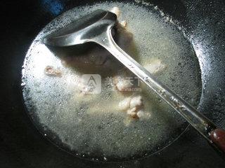 咖喱<a href=/shicai/rouqin/JiChi/index.html target=_blank><u>鸡翅</u></a>根煮<a href=/shicai/mimian/FenSi/index.html target=_blank><u>粉丝</u></a>的做法步骤：5