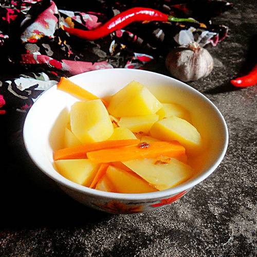 水煮<a href=/shicai/shucai/TuDou/index.html target=_blank><u>土豆</u></a>的做法