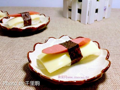<a href=/shicai/rouqin/XiangChang/index.html target=_blank><u>香肠</u></a><a href=/shicai/mimian/ZhiShi/index.html target=_blank><u>芝士</u></a>寿司的做法