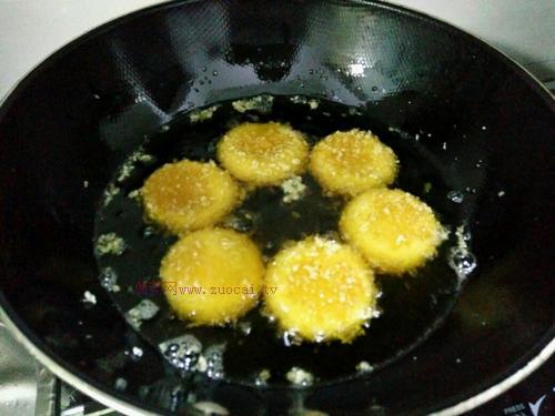 油炸<a href=/shicai/shucai/NanGua/index.html target=_blank><u>南瓜</u></a>饼的做法