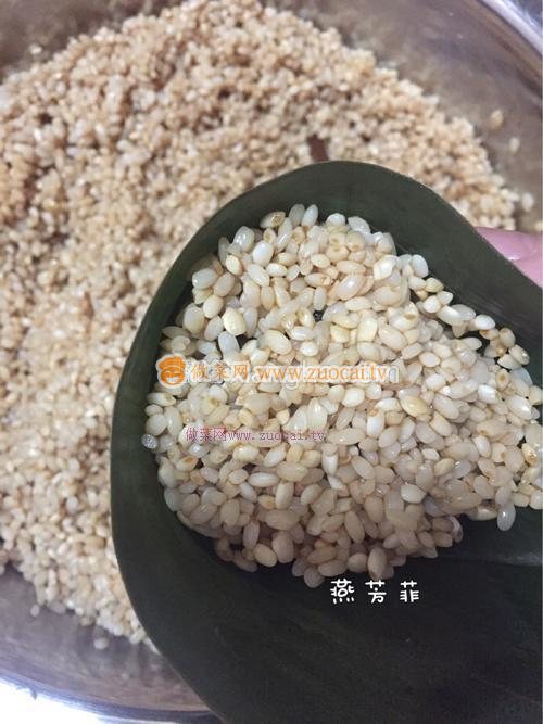 <a href=/shicai/shucai/XiangGu/index.html target=_blank><u>香菇</u></a>肉粽的做法