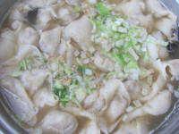 胡<a href=/shicai/shucai/LuoBo/index.html target=_blank><u>萝卜</u></a>鲜肉馄饨的做法步骤15