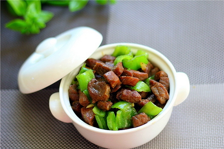 <a href=/shicai/shucai/QingJiao/index.html target=_blank><u>青椒</u></a><a href=/shicai/rouqin/NiuRou/index.html target=_blank><u>牛肉</u></a>粒的做法
