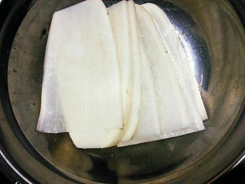 白<a href=/shicai/shucai/LuoBo/index.html target=_blank><u>萝卜</u></a>肉卷的做法