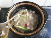 酸菜肥肠砂锅的做法步骤7