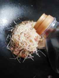 <a href=/shicai/mimian/LvDou/index.html target=_blank><u>绿豆</u></a>芽炒肉的做法步骤6