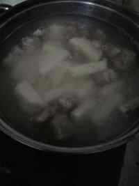 淮山<a href=/shicai/shucai/BuQi/index.html target=_blank><u>荸荠</u></a><a href=/shicai/rouqin/PaiGu/index.html target=_blank><u>排骨</u></a>汤的做法步骤3