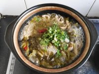 酸菜肥肠砂锅的做法步骤16