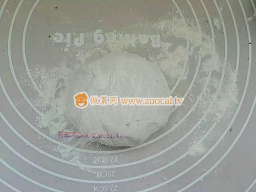 <a href=/shicai/shucai/cong/index.html target=_blank><u>葱</u></a>花饼的做法