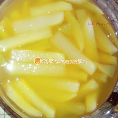 橙汁<a href=/shicai/shucai/LuoBo/index.html target=_blank><u>萝卜</u></a>条的做法
