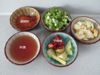 <a href=/shicai/rouqin/XianRou/index.html target=_blank><u>咸肉</u></a><a href=/shicai/shucai/HuaCai/index.html target=_blank><u>花菜</u></a>干锅的做法步骤4