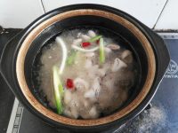 酸菜肥肠砂锅的做法步骤6