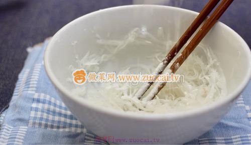 <a href=/shicai/shucai/LuoBo/index.html target=_blank><u>萝卜</u></a>丝肉丸的做法