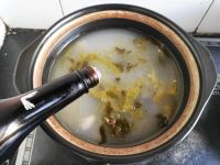 酸菜肥肠砂锅的做法步骤14