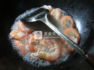 鲜虾煮<a href=/shicai/mimian/FenSi/index.html target=_blank><u>粉丝</u></a>的做法步骤：4