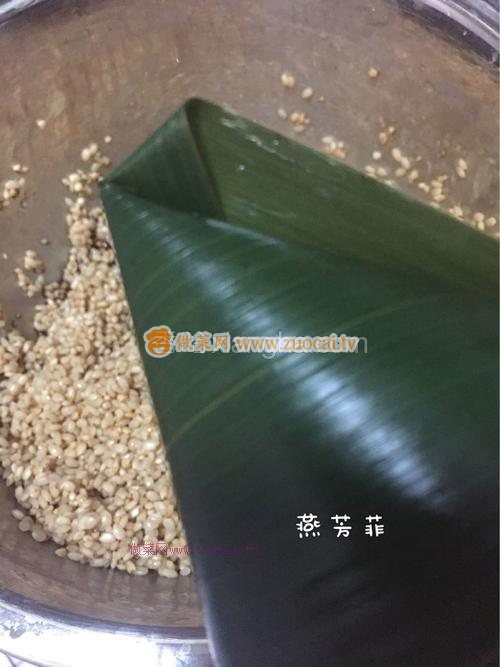 <a href=/shicai/shucai/XiangGu/index.html target=_blank><u>香菇</u></a>肉粽的做法