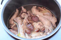 菌菇<a href=/shicai/guopin/LiZi/index.html target=_blank><u>栗子</u></a>鸡汤的做法步骤9