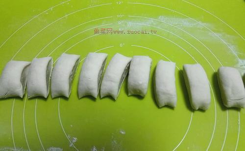 <a href=/shicai/rouqin/YangRou/index.html target=_blank><u>羊肉</u></a>蒸饺的做法