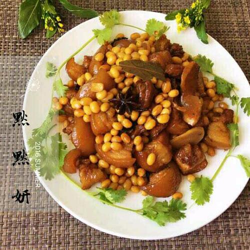 肘子肉焖<a href=/shicai/mimian/HuangDou/index.html target=_blank><u>黄豆</u></a>的做法