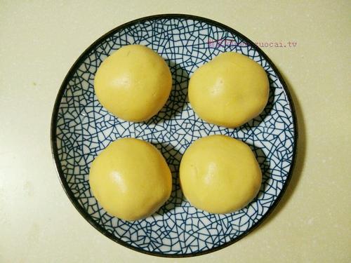 豆沙<a href=/shicai/shucai/NanGua/index.html target=_blank><u>南瓜</u></a>饼的做法