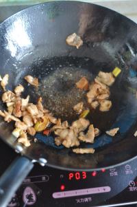 白菜炒肉浇面的做法步骤3