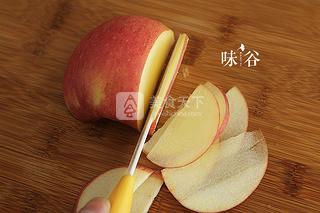 烤<a href=/shicai/guopin/PingGuo/index.html target=_blank><u>苹果</u></a>片的做法步骤：2