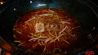 麻辣水煮<a href=/shicai/rouqin/NiuRou/index.html target=_blank><u>牛肉</u></a>的做法步骤：19