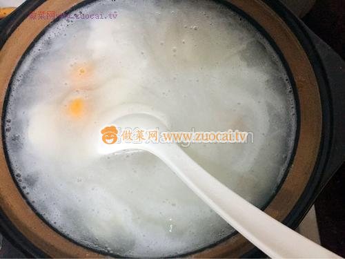 芋圆<a href=/shicai/diaoweipin/jiang/index.html target=_blank><u>姜</u></a>薯甜汤的做法