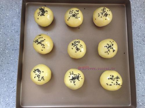 蛋黄酥（<a href=/shicai/mimian/HuangYou/index.html target=_blank><u>黄油</u></a>版）的做法